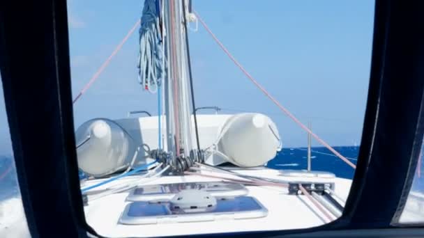 fronte dello yacht scuote fortemente sulle onde, estate, Mar Mediterraneo
 - Filmati, video