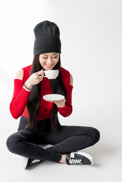 çay bardağı ile Asyalı kadın - Fotoğraf, Görsel
