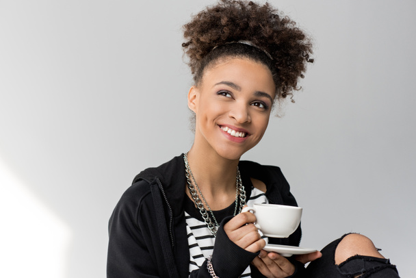 africano americano gir con taza de té
 - Foto, Imagen