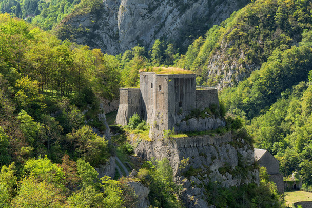 Blick auf den Berg mit dem Fort du Portalet auf den französischen Pyrenäen - Foto, Bild