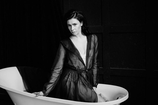 Woman in vintage bathtube - Foto, imagen