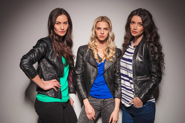 drie jonge vrouwen fashion modellen poseren - Foto, afbeelding