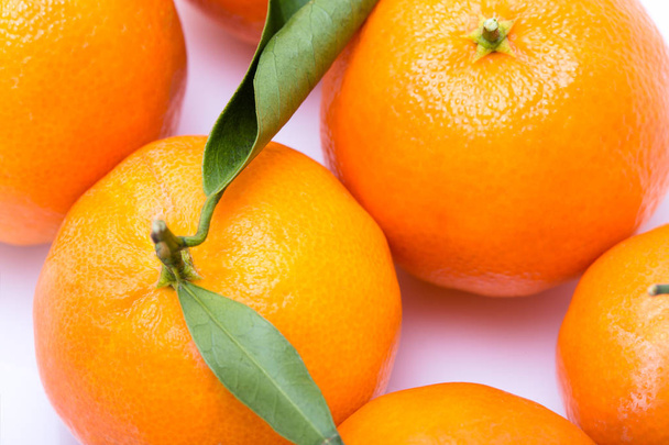 Zralé Mandaríne close-up na bílém pozadí. Oranžová Tangerine. Barevné jídlo a pití stále splácení. Čerstvé ovoce. Clementine. Citrusových plodů. Strava. Vitamíny. Zdravé jídlo. - Fotografie, Obrázek
