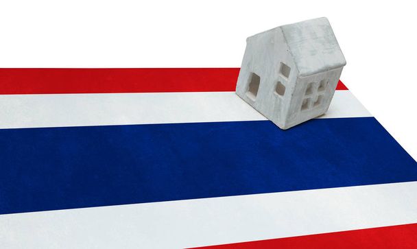 La casa pequeña sobre la bandera - Tailandia
 - Foto, Imagen