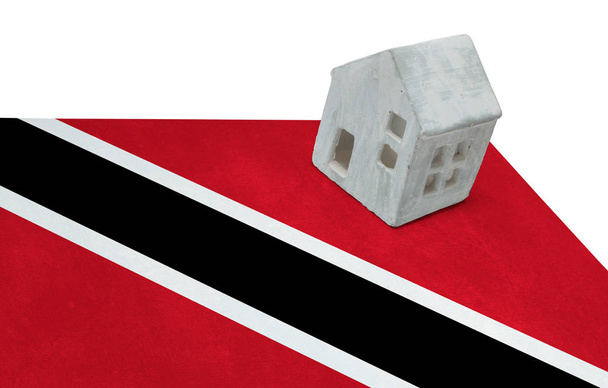 Bir bayrak - Trinidad ve Tobago üzerinde küçük ev - Fotoğraf, Görsel