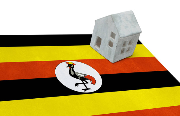 Pequena casa em uma bandeira - Uganda
 - Foto, Imagem