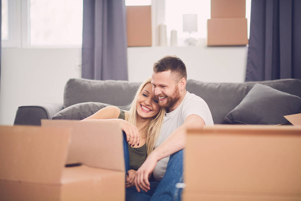 Couple déménageant dans un nouvel appartement
 - Photo, image