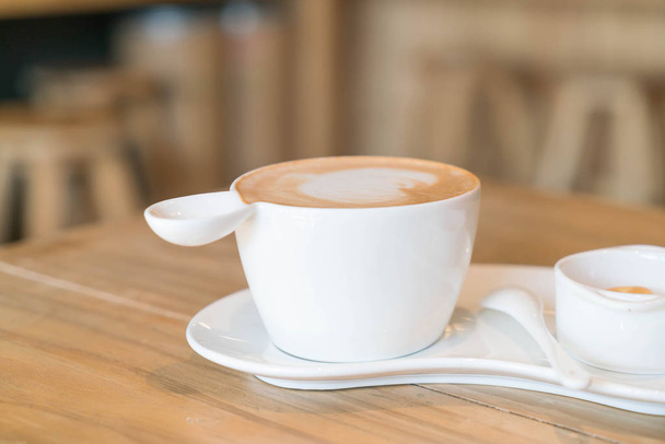 hot latte coffee in shop - Fotó, kép