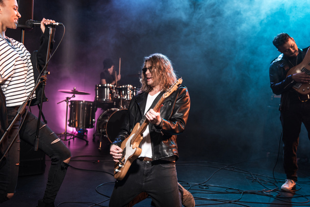 rocková kapela na pódiu  - Fotografie, Obrázek