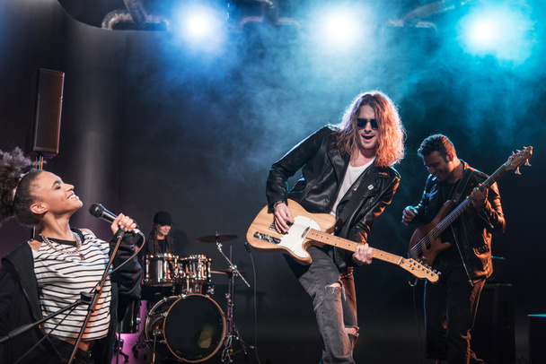 рок-группа на сцене - Фото, изображение