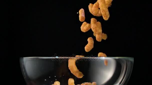 Maïs stokken vallen in een glazen kom - Video