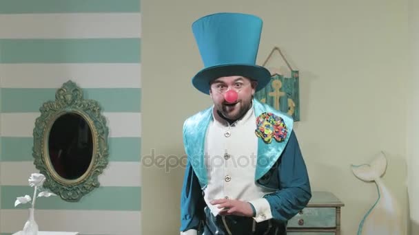 Kouzelník v modrý oblek a klobouk manipuluje s kouzelnou hůlkou 4k - Záběry, video
