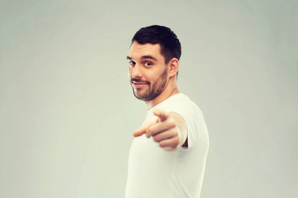 man pointing finger to you over gray background - Foto, afbeelding