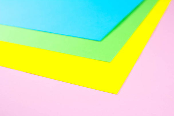 Дизайн матеріалу жовтий, синій, рожевий і зелений паперовий фон. Фотографія
. - Фото, зображення
