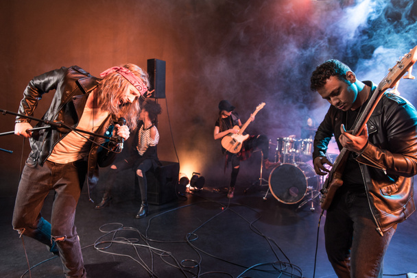 rocková kapela na pódiu - Fotografie, Obrázek