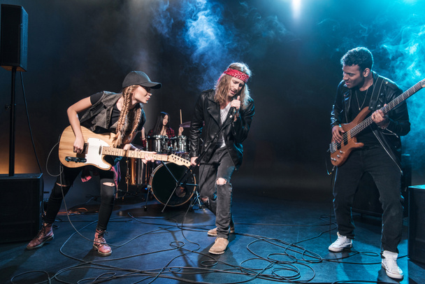 рок-группа на сцене - Фото, изображение