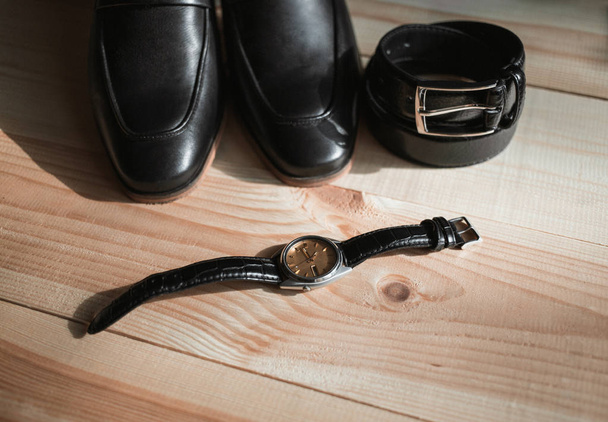 Acessórios para homens de negócios. O estilo do homem. Acessórios masculinos: Borboleta masculina, sapatos masculinos, relógios masculinos. Set noivo borboleta sapatos cintos relógios
 - Foto, Imagem