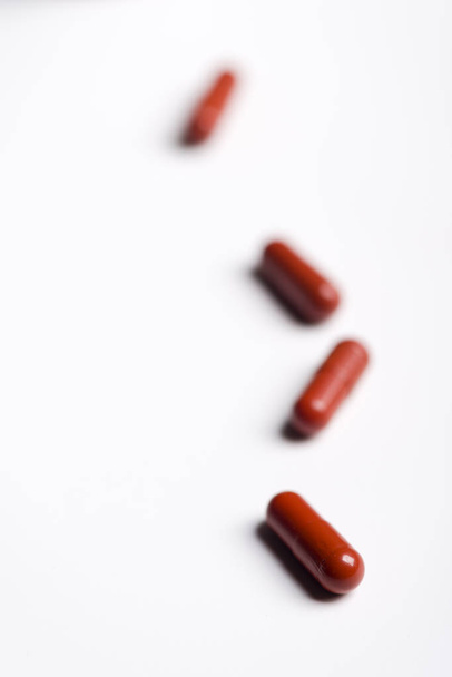 Pillen und Medikamente über Whiteboard und Rückwand. - Foto, Bild