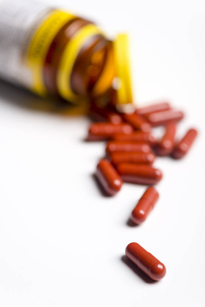 Tabletták és az orvostudomány, a fehér tábla, és a backrgound. - Fotó, kép