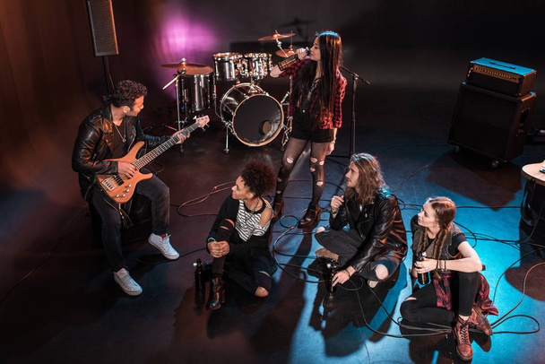 Banda de rock and roll en el escenario
 - Foto, imagen
