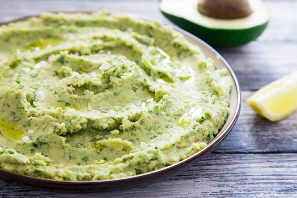 Healthy avocado hummus with olive oil. vegetarian concept.  - Foto, afbeelding