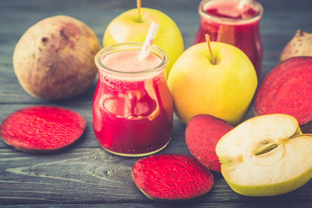 Zdravé čerstvé detox z červené řepy a jablečný džus ve skle - Fotografie, Obrázek