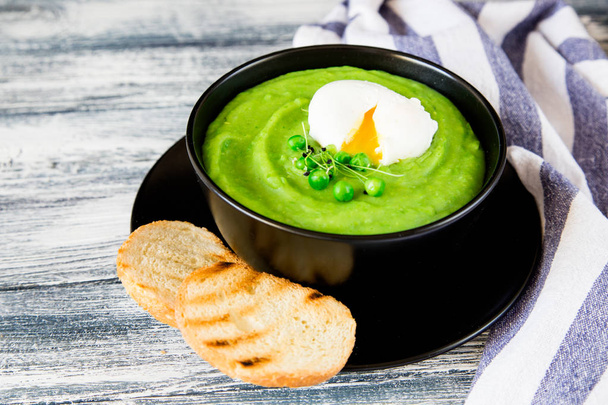 Homemade puree soup with green peas and micro greens.  - 写真・画像
