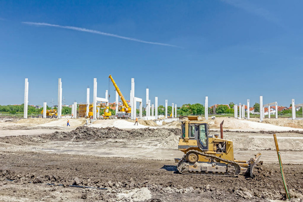 Máquina de construção de terraplenagem pesada está movendo terra no local de construção
. - Foto, Imagem