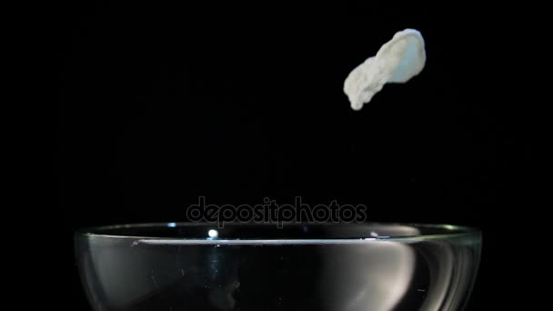 Chips blancos cayendo en un tazón de vidrio
 - Imágenes, Vídeo