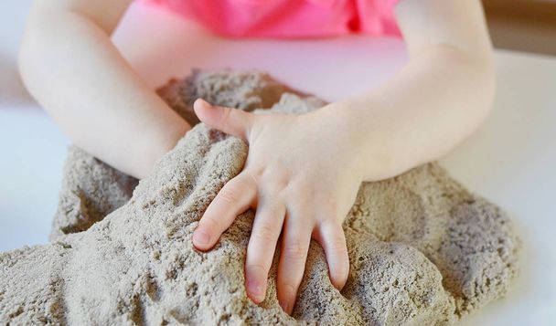 Κοριτσάκι παίζει με κινητική άμμος - Φωτογραφία, εικόνα