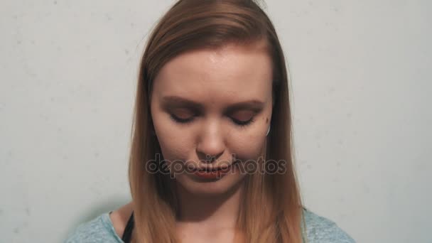 Kulak eti tünelleri ile gri tişörtlü üzgün genç kız rahatsız hissediyor - Video, Çekim
