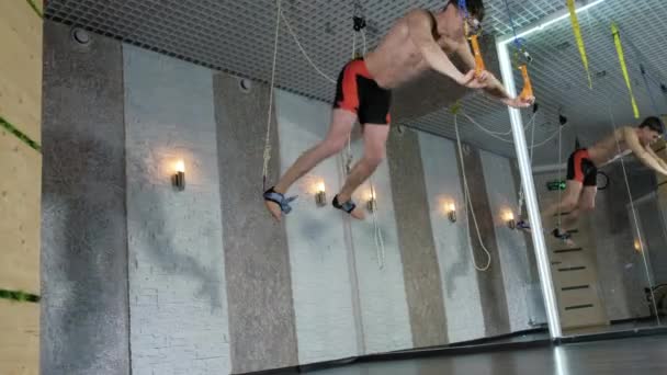 Um homem executa exercícios alfagraviti no estúdio 4k
 - Filmagem, Vídeo