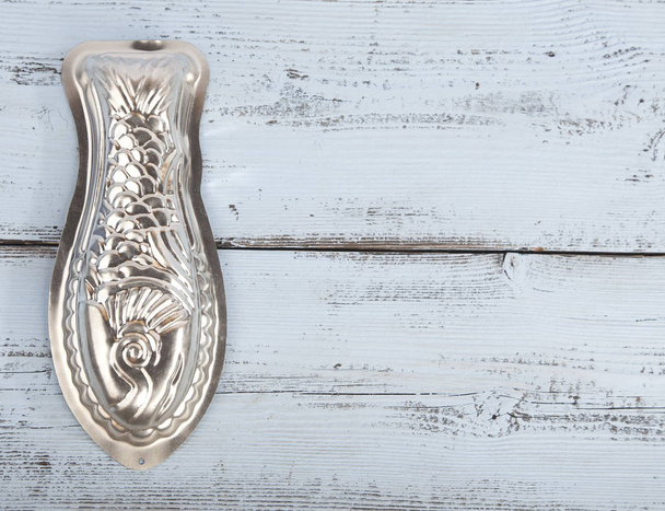 Silber Fisch Backform auf Holz Hintergrund - Foto, Bild