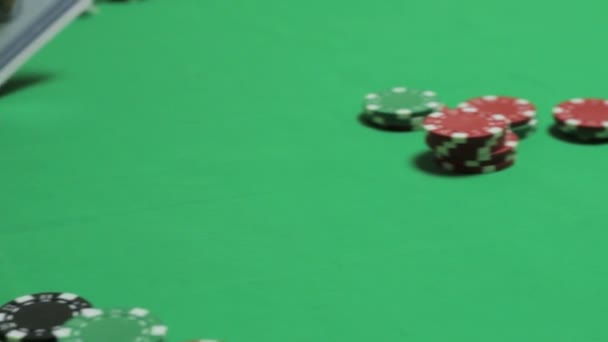 Περιστροφή της κάμερας στο τραπέζι του πόκερ - Πλάνα, βίντεο