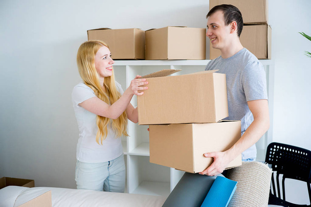Couple moving into new house - 写真・画像