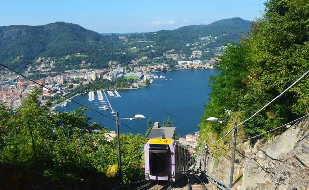 ブルナーテ、コモ、イタリアからの眺めが素晴らしい、コモ湖から登るケーブルカー - 写真・画像
