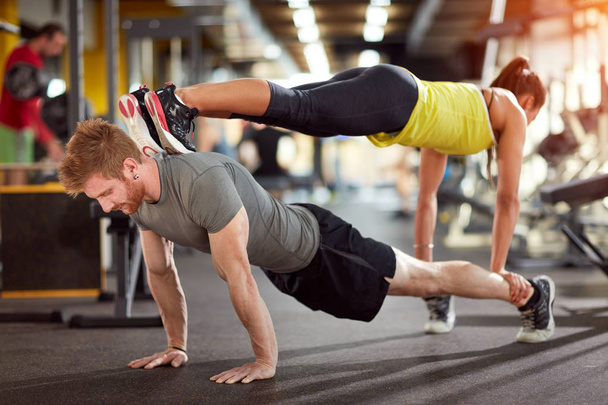 Sports couple trains together - Фото, изображение