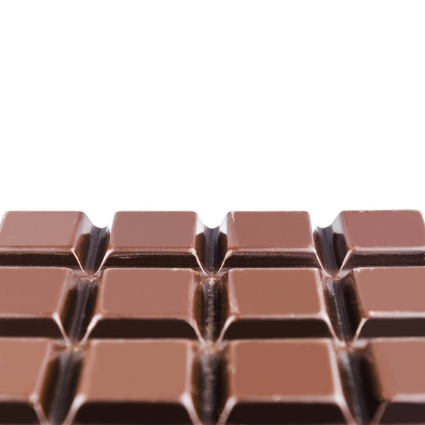 Amargo, barra de chocolate negro, aislado sobre fondo blanco, vista de cerca con espacio de copia
. - Foto, imagen