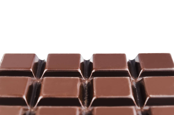 Barra de chocolate amarga e escura, isolada em fundo branco, vista de close-up com espaço de cópia
. - Foto, Imagem