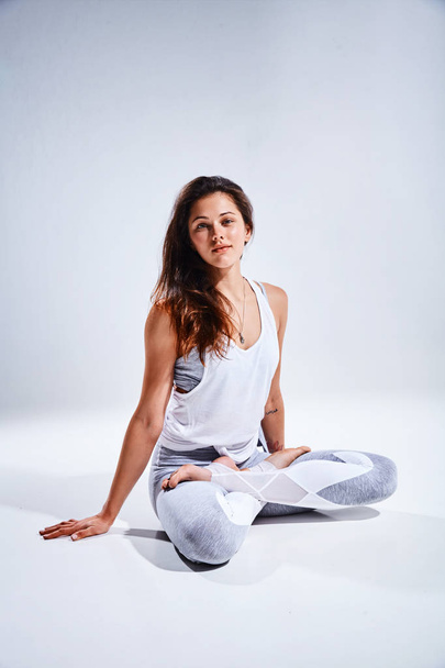 Beyaz arka plan üzerinde izole yoga yaparken kadın - Fotoğraf, Görsel