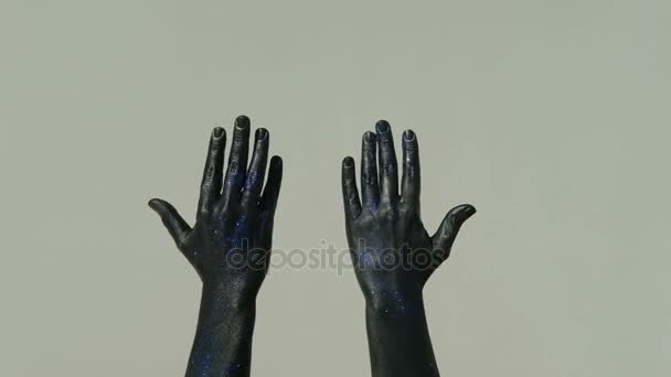 Las manos negras se deslizan por la pared gris interior
 - Imágenes, Vídeo