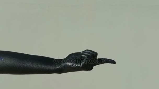 Black hand kiwa z palcem wskazującym ścianę szary kryty. - Materiał filmowy, wideo