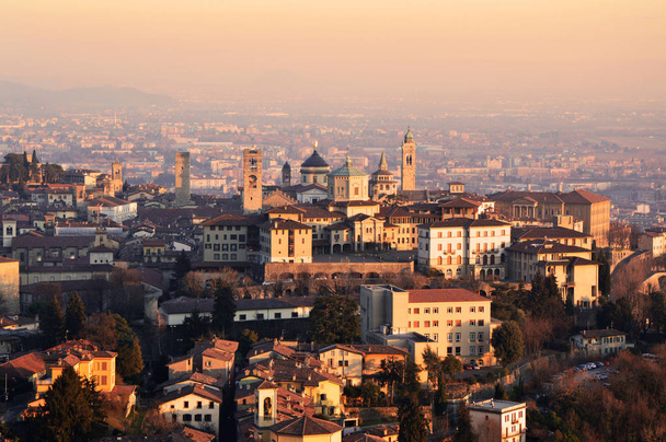 Panorama de Bérgamo ciudad al atardecer, Italia
  - Foto, Imagen