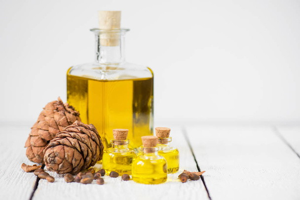 The cedar oil in a glass bottle - Foto, Imagen