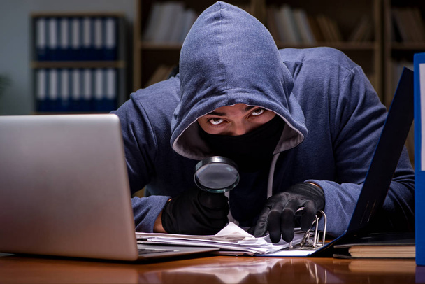 Haker kradnący dane osobowe z komputera domowego - Zdjęcie, obraz