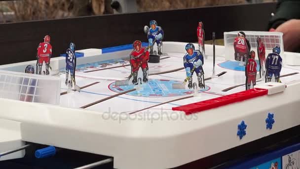 Enfants jouant au hockey sur table
 - Séquence, vidéo