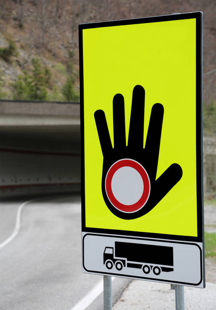 Большой дорожный знак с рукой и символом барьера для блокировки
 - Фото, изображение
