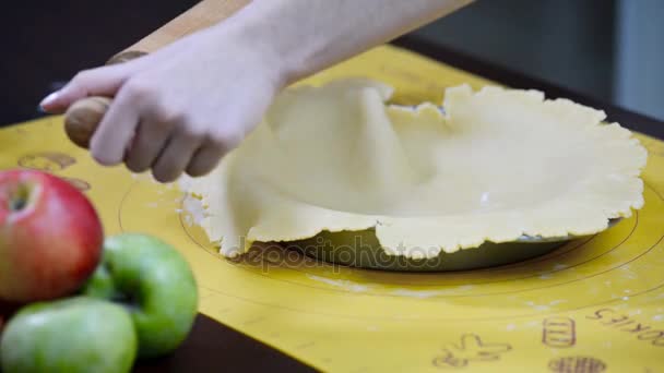 Make Apple pie. Put the dough in a baking pan - Footage, Video