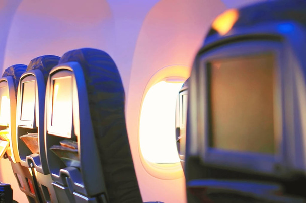 asientos en el avión con revistas
 - Foto, imagen