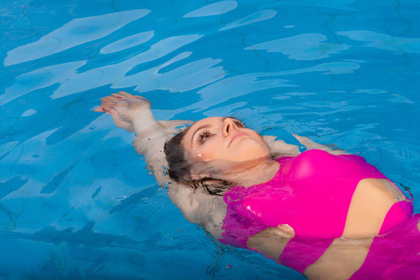 Beautiful woman swimming in pool - Foto, Imagen